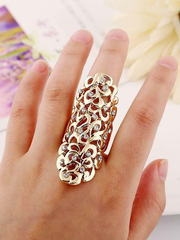 Eleganter Ring mit Strasssteinen